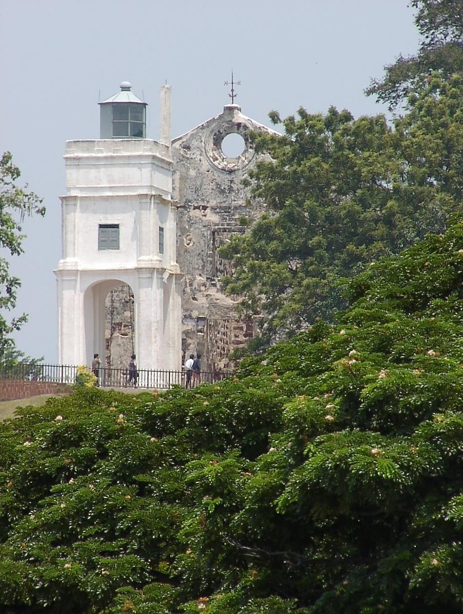 <a href="http://planet.time.net.my/CentralMarket/melaka101/stpaul.htm">St Paul's Church and Lighthouse</a>